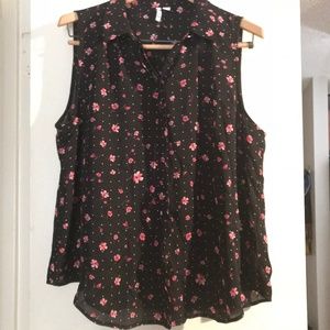 NWOT Elle high-neck sleeveless floral blouse